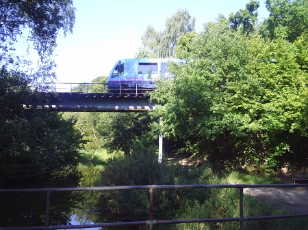 Lokal tog passerer bro over Mølleåen 500 m øst for Ravnholm station. Her er også bro-overgange for tobenede. Foto: sept. 2008