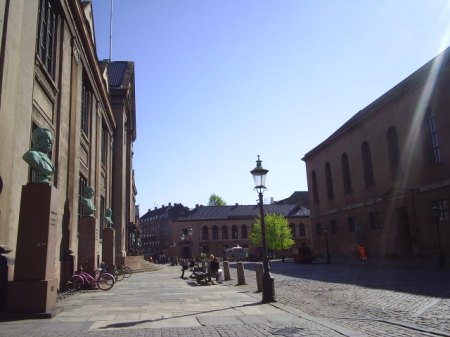 Københavns Universitet til højre i billedet. Grundlagt 1479. Bygning opført 1831-36. I baggrunden Metropolitanskolen. Siden 1200- tallet latinskole for Vor Frue Krike som er til højre i billdet.