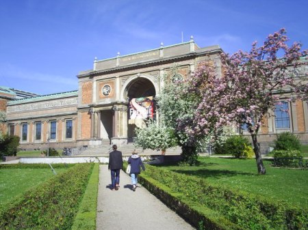 Statens Museum for Kunst. Er opført på en tidligere bastion i fæstningsanlægget omkring hele det ældste København.Indviet i 1896. Foto: 2. maj 2009