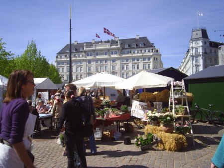 Denne lørdag den 2. maj 2009 er der torvedag med temaet "H.C.Andersen og hans eventyrfigurer". I baggrunden Hotel D ´angleterre