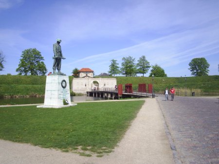 Kastellet. Hovedindganen. Udbygning af Sct Anna Skanse fra 1626. Den hollandske fæstningsingeniør påbegynder arbejdet 1 1661 med 6000 soldater i 3 år frem til indvielsen den 28. oktober 1664.