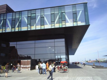 Det kongekige teater. Det ny Skuespilhus indviet 2007. Udsigt mod nord mod Holmen og Øresund. Foto: 2. maj 2009