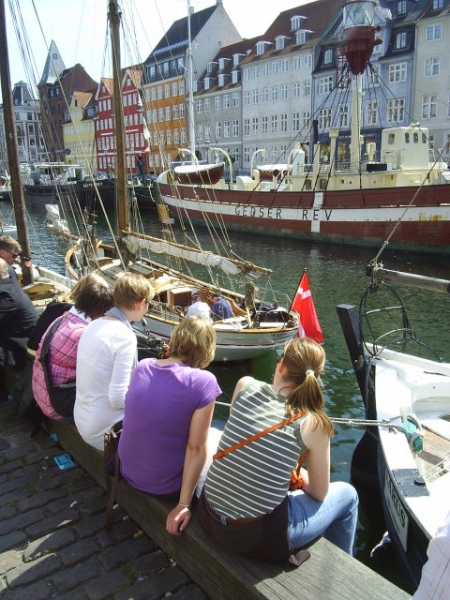 Nyhavns solside med ungdom og gamle træskibe. Foto: 2.maj 2009