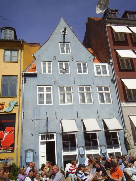 Nyhavns ældste hus er nr.9 bygget i 1681. Foto. 2. maj 2009