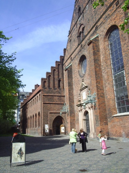 Helligåndskirken. Til venstre ligger vestfløjen fra Helligåndsklosteret stiftet i 1459. Bygningen bl.a. brugt til sygepleje. Nu udstillingsbygning.