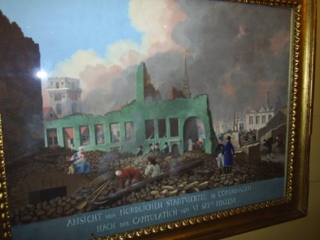 Store dele af Kæbenhavns nordlige kvarterer udbrændt efter englændernes bombadement. Billedtekt: kapitulation den 6. september 1807. Affotografering af maleri fra Københavns Bymuseum. Foto: 3. maj. 2009