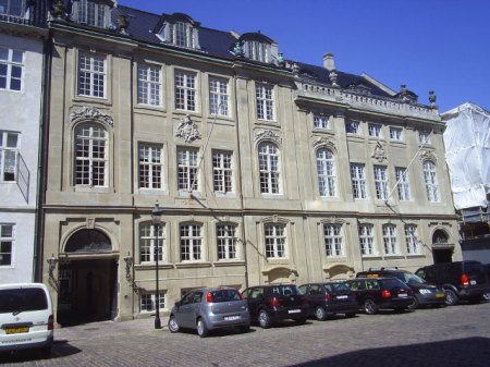 Amaliegade 15 og 17. Tegnet af Nicolai Eigtved og opført 1754-56 som nabo til Moltkes Palæ (Christian den 7. palæ) og Kolonadden, en lav løngang uden vinduer båret af 8 søjler opført 1794 efter tegning af c.F. Harsdorff. Den forbinder Moltkes Palø med Schacks Palæ tværs over Amaliegade.
