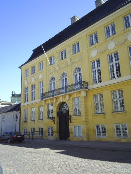 Amaliegade 18. Det gule Palæ, opført 1764-56 under opsyn af Jardin, som nabo til Schacks Palæ, hvor Dronning Margrethe og Prins henrik bor på Amaienborg.