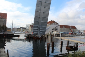 Trangravsbroen med de 2 oplukkelige broklapper monteret: den ene broklap længst væk i billedet forbinder Grønlandske Handelsplads med det fælles omdresningspunkt midt i kanalen. Foto den 22. otober 2014 af Erik K Abrahamsen