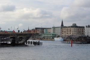 Inderhavnsbroen i København Havenløb. Til højre i billedet ses Nyhavn og til venstre ses Christianshavn med Grønlandske Handels Plads. Foto 22. oktober 2014 af Erik K Abrahamsen