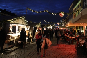 Nyhavn - restaurants and christmas market at canal. Photo december 2016 by Erik K Abrahamsen.